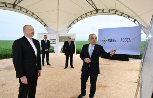 Le président Aliyev inspecte un complexe d’installations d’irrigation appartenant à la SARL Agro Dairy à Hadjygaboul