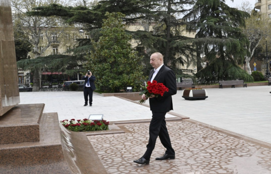 Le président de la République se recueille devant la statue d’Heydar Aliyev à Gandja