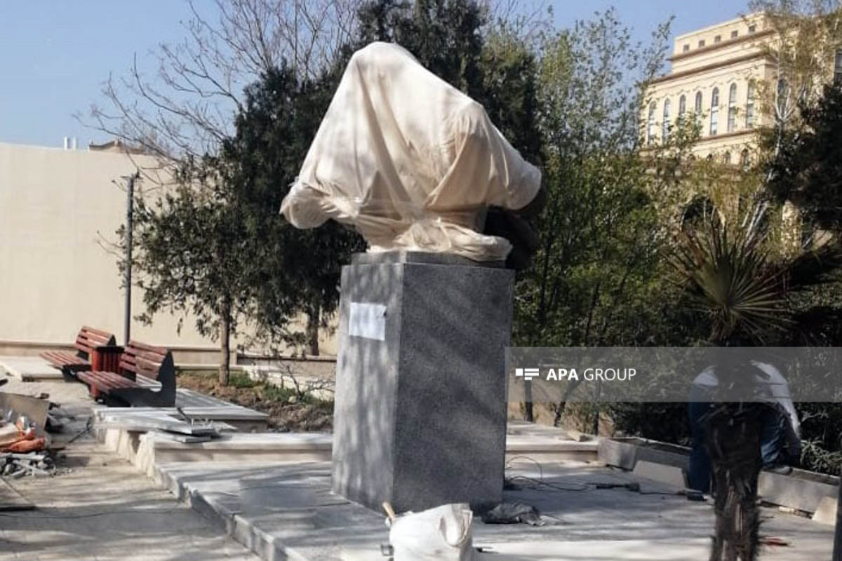 Un monument au nom de Tchinguiz Aïtmatov a été érigé à Bakou