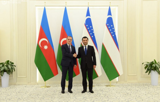 Djeyhoun Baïramov discute de la situation actuelle dans la région avec son homologue ouzbek