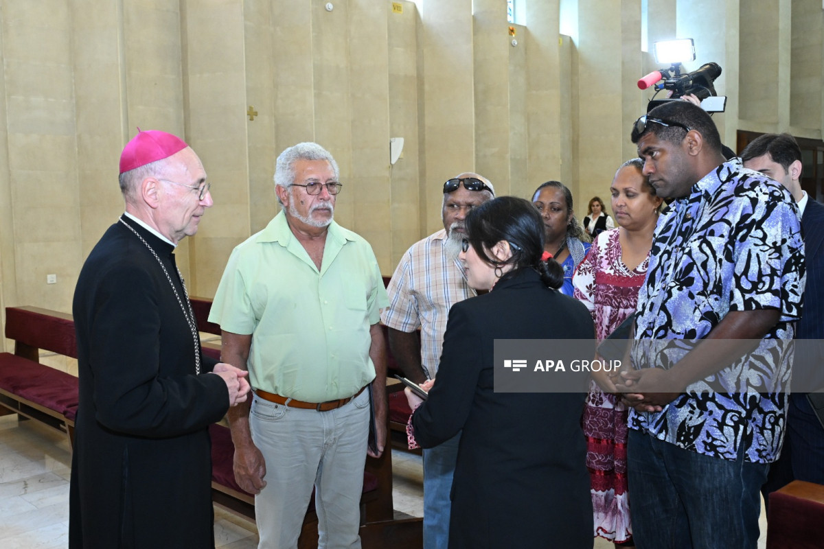 Les membres du parlement de Nouvelle-Calédonie visitent l'église catholique Sainte-Marie de Bakou - Photos 