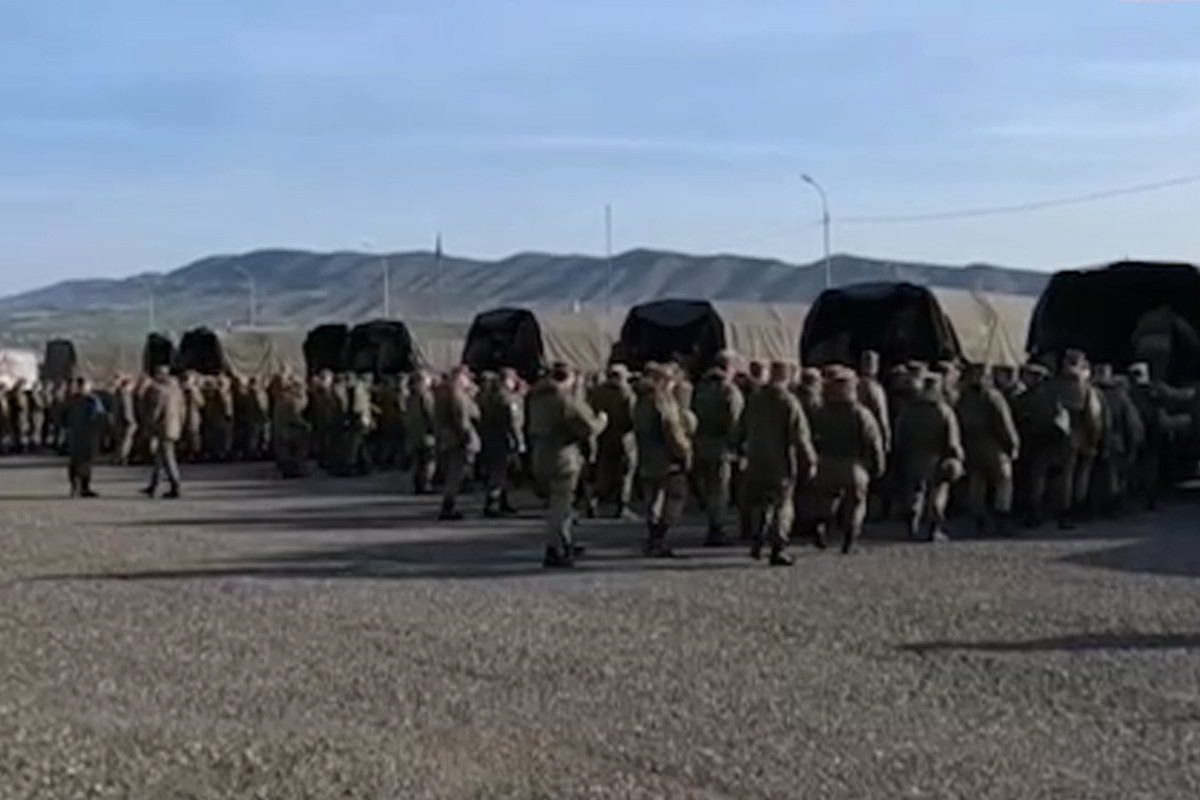 De nouvelles images des soldats de maintien de la paix russes quittant le Karabagh circulent sur les réseaux sociaux - Vidéo 