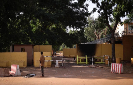 Burkina: trois diplomates français expulsés