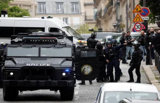 Paris: un homme interpellé après avoir déclaré porter des explosifs dans le consulat d'Iran - Mise à jour 