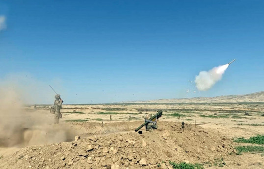 Des exercices tactiques de tir réel organisés dans les unités de défense anti-aérienne - Vidéo 