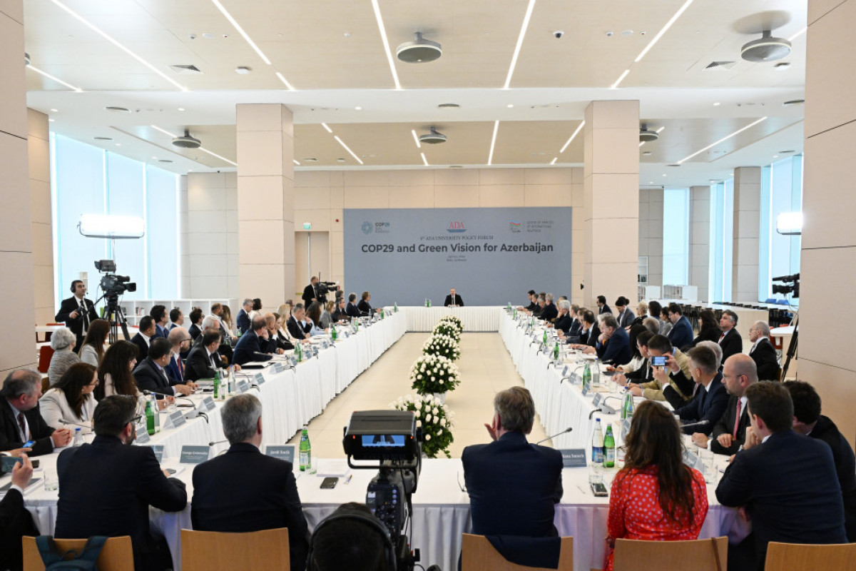 Ilham Aliyev participe au forum international intitulé « La COP29 et une Vision verte pour l’Azerbaïdjan » à l'Université ADA
