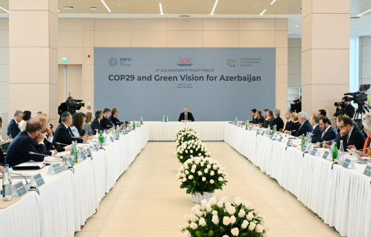 Ilham Aliyev participe au forum international intitulé « La COP29 et une Vision verte pour l’Azerbaïdjan » à l'Université ADA