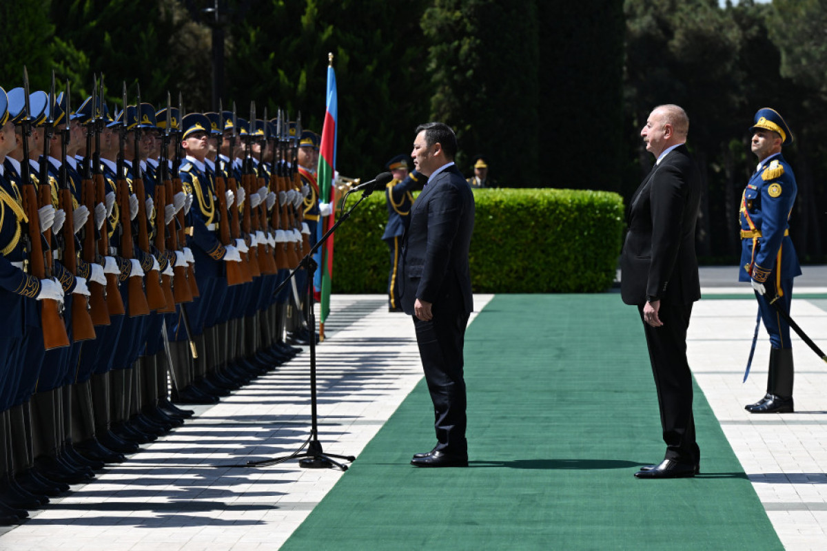 Cérémonie d’accueil officiel du président kirghiz à Bakou