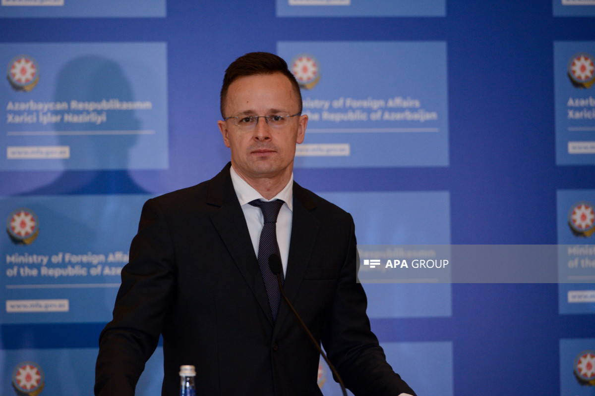 Le ministre hongrois des AE entame une visite en Azerbaïdjan