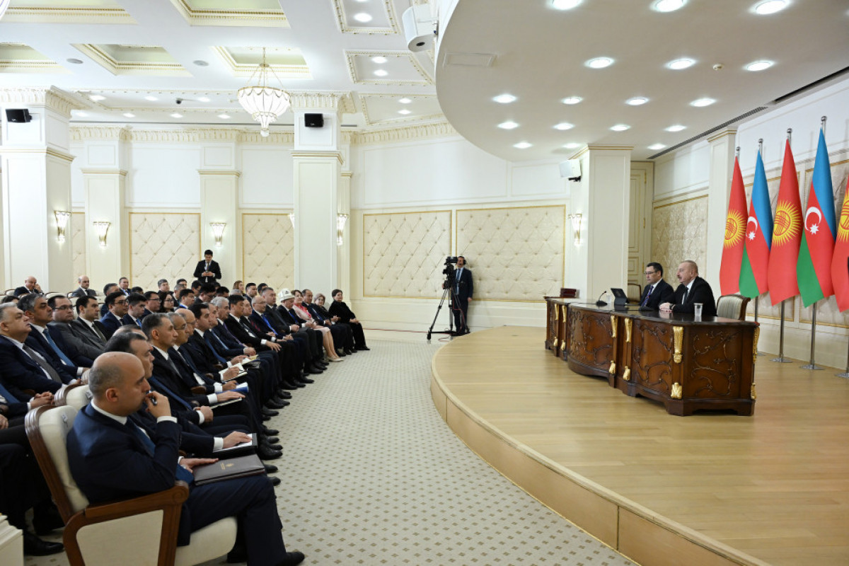 Les présidents Ilham Aliyev et Sadyr Japarov font des déclarations à la presse