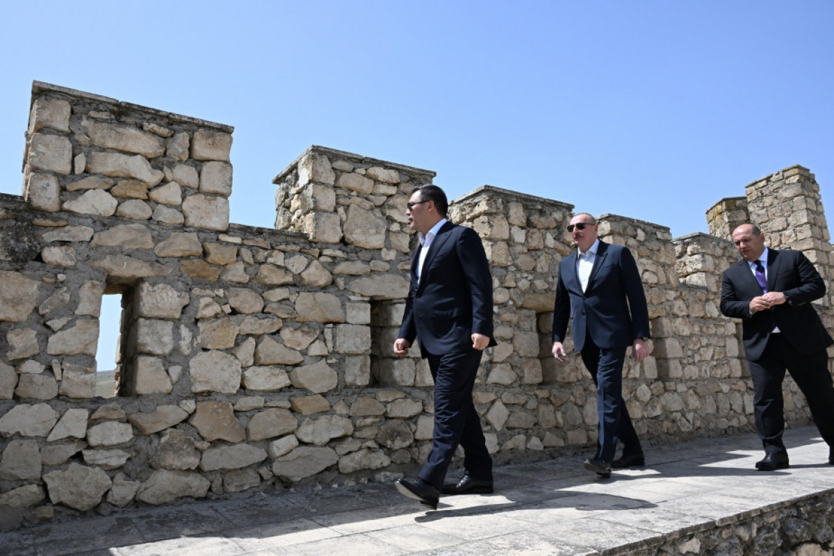 Les présidents Aliyev et Japarov visitent la forteresse de Chahboulag à Aghdam
