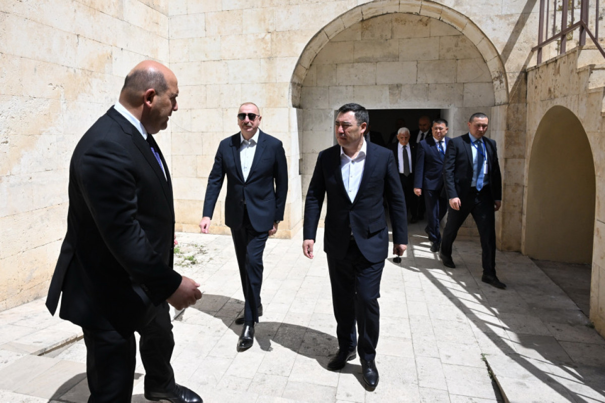 Les présidents Aliyev et Japarov visitent la forteresse de Chahboulag à Aghdam