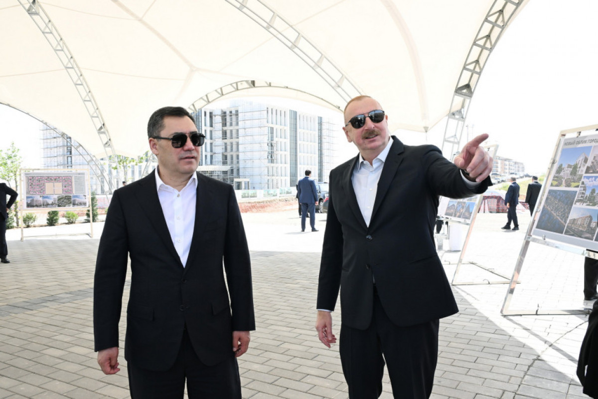 Les présidents Aliyev et Japarov visitent le Palais du khan Penahali et le complexe Imaret à Aghdam