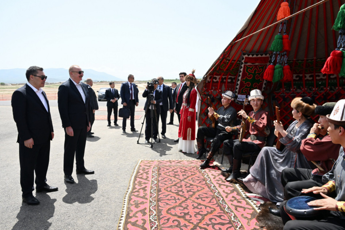 Aghdam : les présidents azerbaïdjanais et kirghiz participent à la cérémonie de pose de la première pierre de l’école secondaire du village de Khydyrly