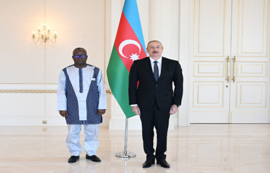 Le président Ilham Aliyev reçoit les lettres de créance des nouvels ambassadeurs d'Australie, de Burkina Faso et de Pakistan