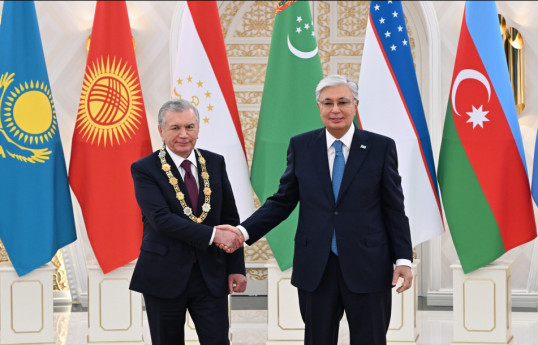 Le président Ilham Aliyev assiste à la cérémonie de décoration de son homologue ouzbek Chavkat Mirzioïev