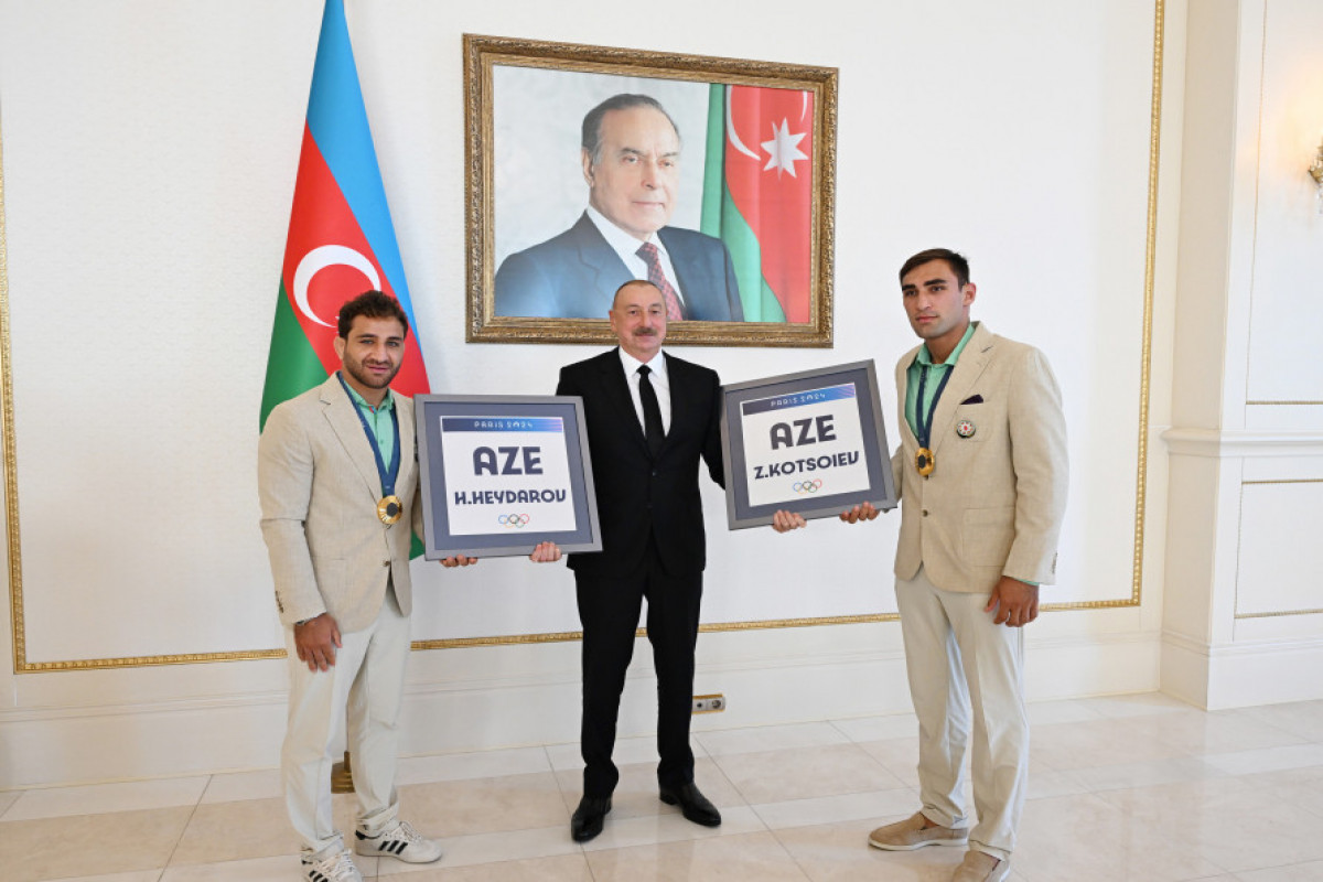 Ilham Aliyev reçoit les athlètes azerbaïdjanais médaillés aux Jeux olympiques d'été de Paris et leurs entraîneurs