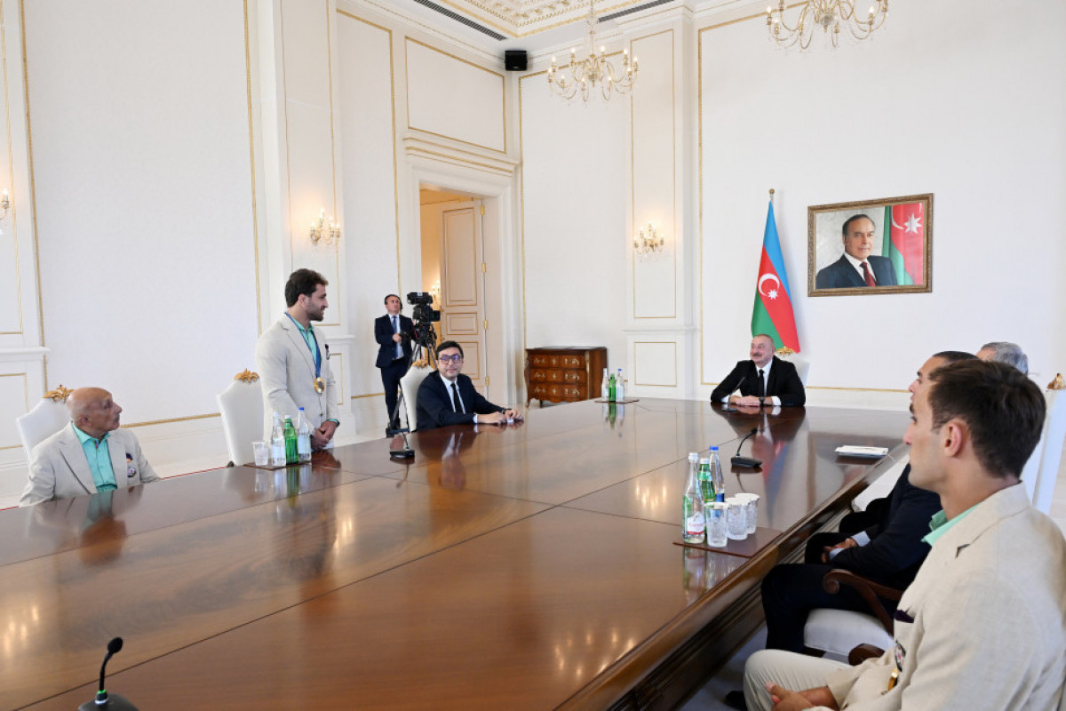 Ilham Aliyev reçoit les athlètes azerbaïdjanais médaillés aux Jeux olympiques d'été de Paris et leurs entraîneurs