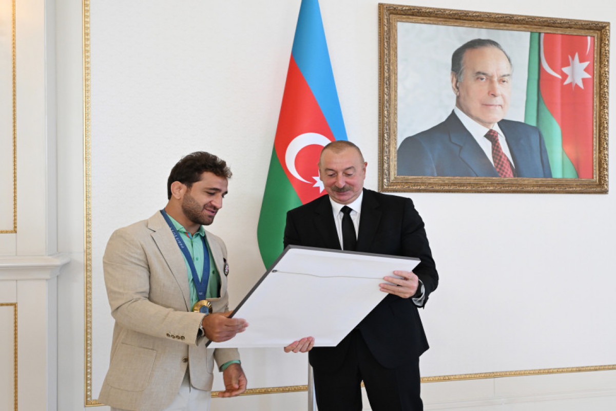 Ilham Aliyev reçoit les athlètes azerbaïdjanais médaillés aux Jeux olympiques d'été de Paris et leurs entraîneurs