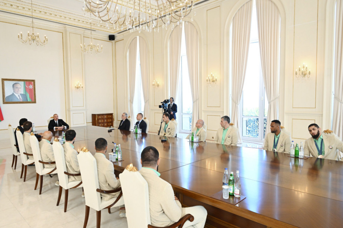Ilham Aliyev reçoit les athlètes azerbaïdjanais médaillés aux Jeux olympiques d'été de Paris et leurs entraîneurs