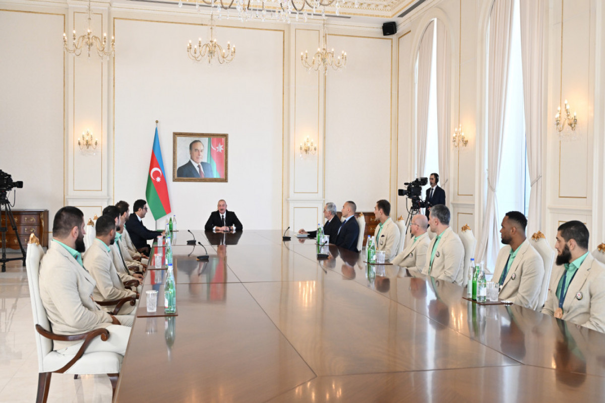 Ilham Aliyev reçoit les athlètes azerbaïdjanais médaillés aux Jeux olympiques d'été de Paris et leurs entraîneurs