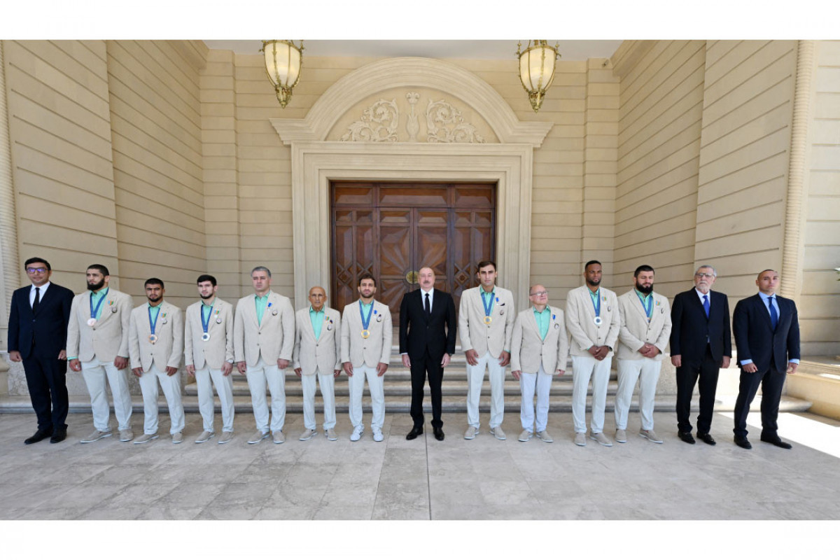 Ilham Aliyev reçoit les athlètes azerbaïdjanais médaillés aux Jeux olympiques d'été de Paris et leurs entraîneurs