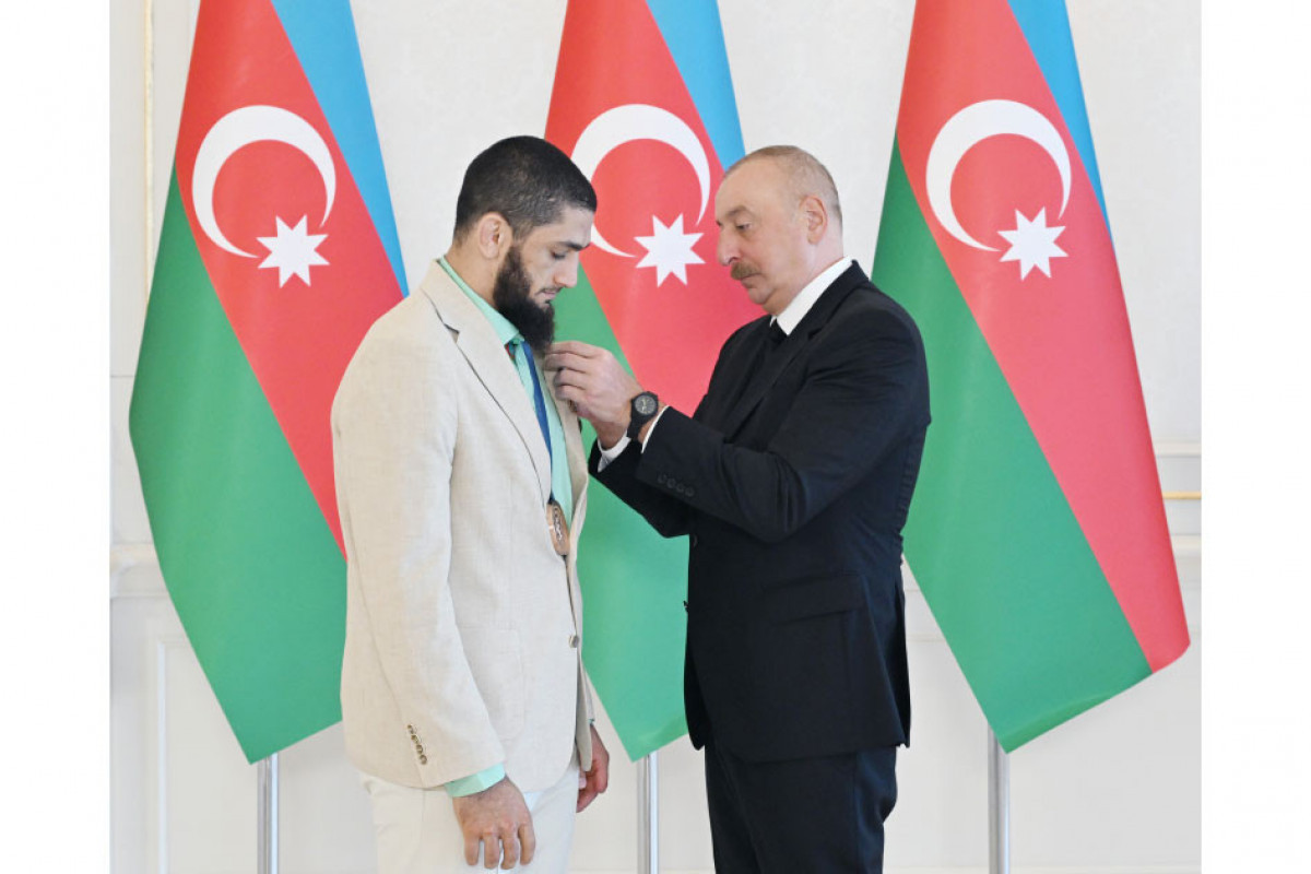Ilham Aliyev reçoit les athlètes azerbaïdjanais médaillés aux Jeux olympiques d'été de Paris et leurs entraîneurs