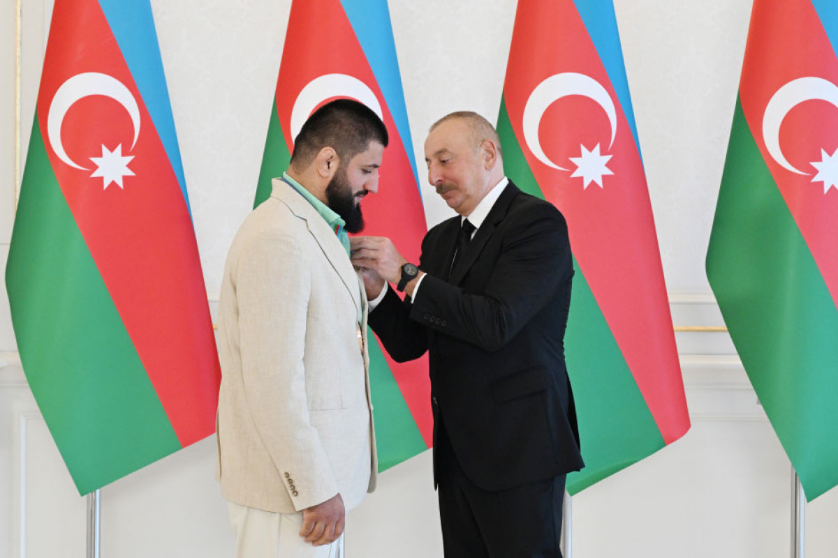 Ilham Aliyev reçoit les athlètes azerbaïdjanais médaillés aux Jeux olympiques d'été de Paris et leurs entraîneurs