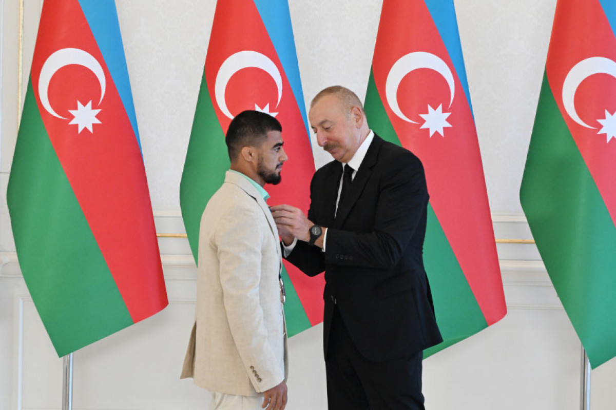 Ilham Aliyev reçoit les athlètes azerbaïdjanais médaillés aux Jeux olympiques d'été de Paris et leurs entraîneurs