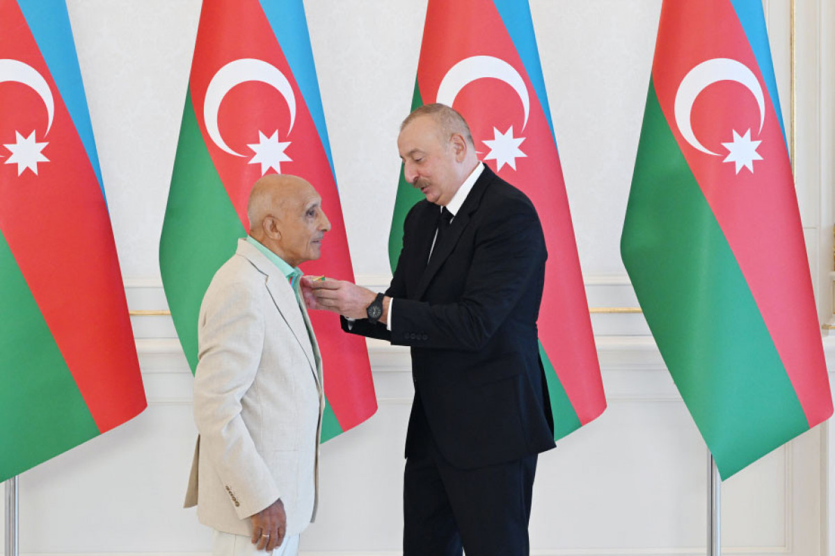 Ilham Aliyev reçoit les athlètes azerbaïdjanais médaillés aux Jeux olympiques d'été de Paris et leurs entraîneurs