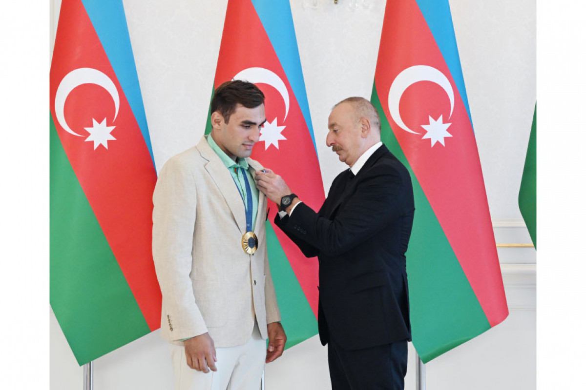 Ilham Aliyev reçoit les athlètes azerbaïdjanais médaillés aux Jeux olympiques d'été de Paris et leurs entraîneurs