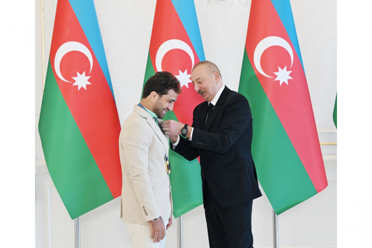 Ilham Aliyev reçoit les athlètes azerbaïdjanais médaillés aux Jeux olympiques d'été de Paris et leurs entraîneurs