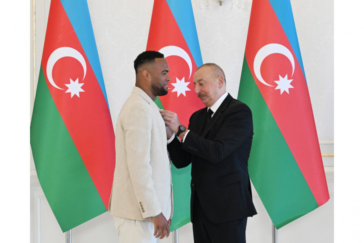 Ilham Aliyev reçoit les athlètes azerbaïdjanais médaillés aux Jeux olympiques d'été de Paris et leurs entraîneurs