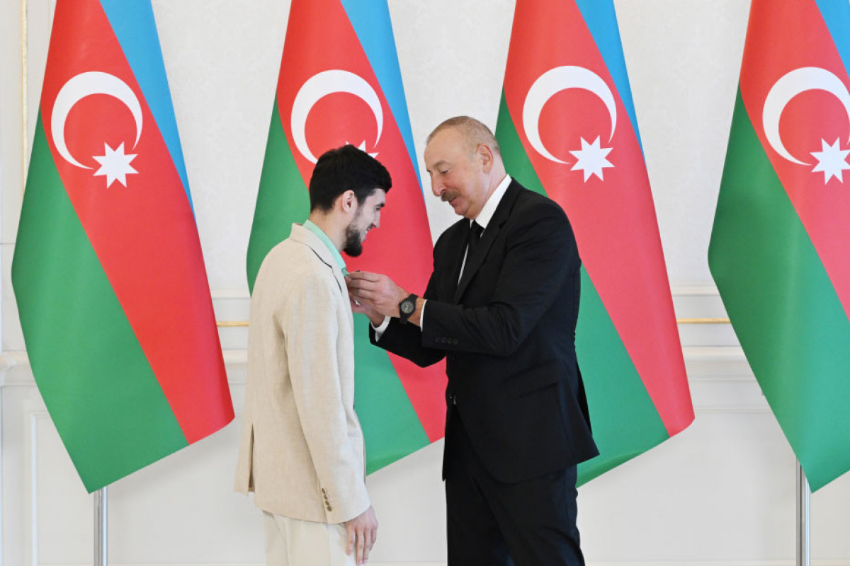 Ilham Aliyev reçoit les athlètes azerbaïdjanais médaillés aux Jeux olympiques d'été de Paris et leurs entraîneurs