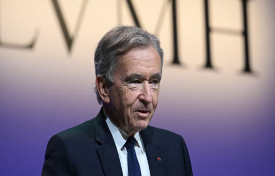 Bernard Arnault chute dans le classement mondial des milliardaires à cause d’Emmanuel Macron