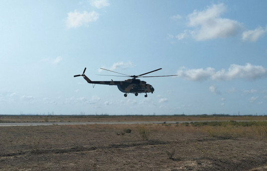 Les unités d'hélicoptères de l'Armée de l'air azerbaïdjanaise effectuent des vols d'entraînement - Vidéo 