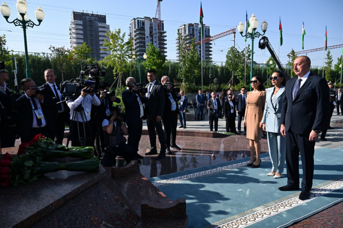 Hommage à la mémoire du Leader national Heydar Aliyev à Tachkent