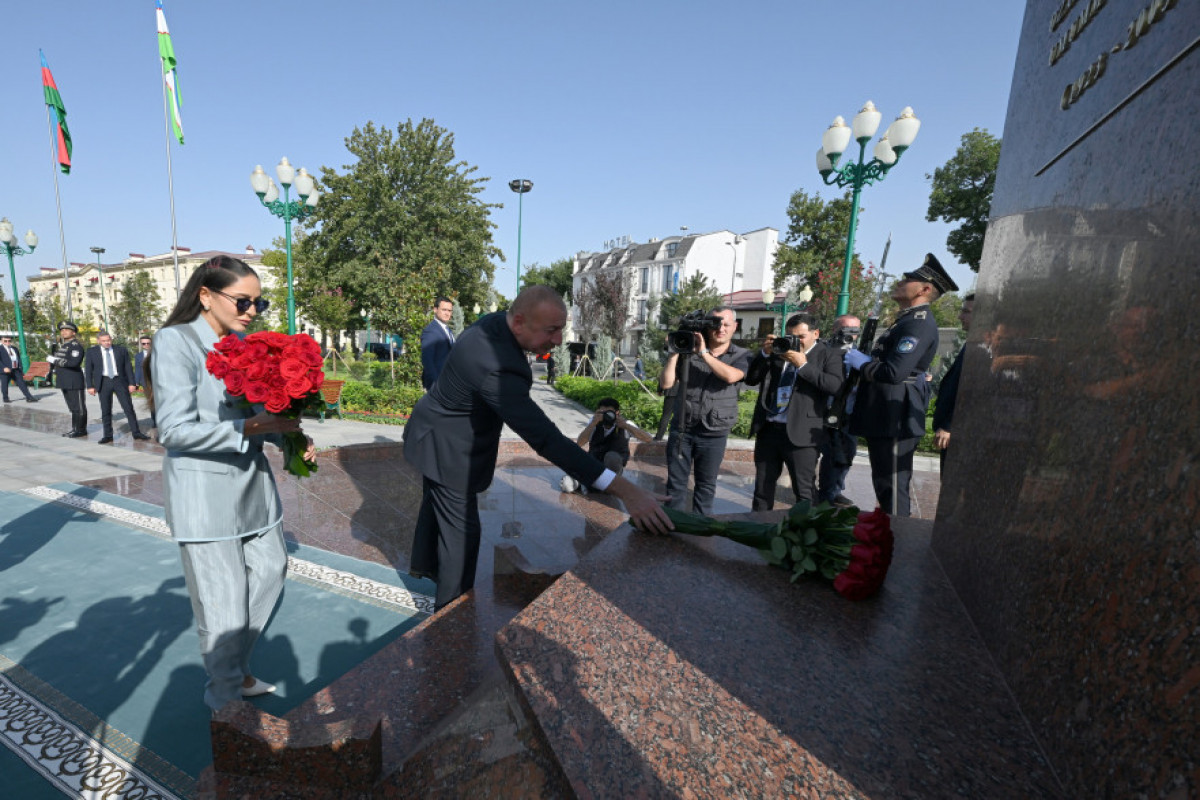 Hommage à la mémoire du Leader national Heydar Aliyev à Tachkent