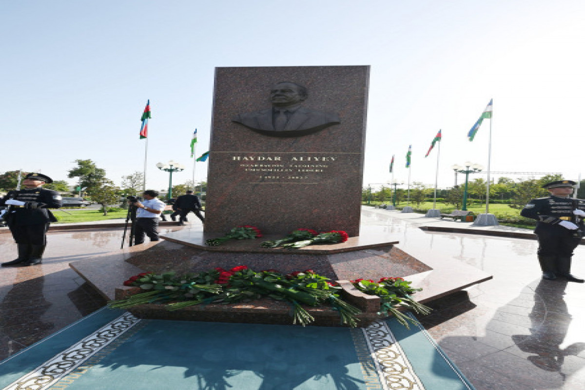 Hommage à la mémoire du Leader national Heydar Aliyev à Tachkent