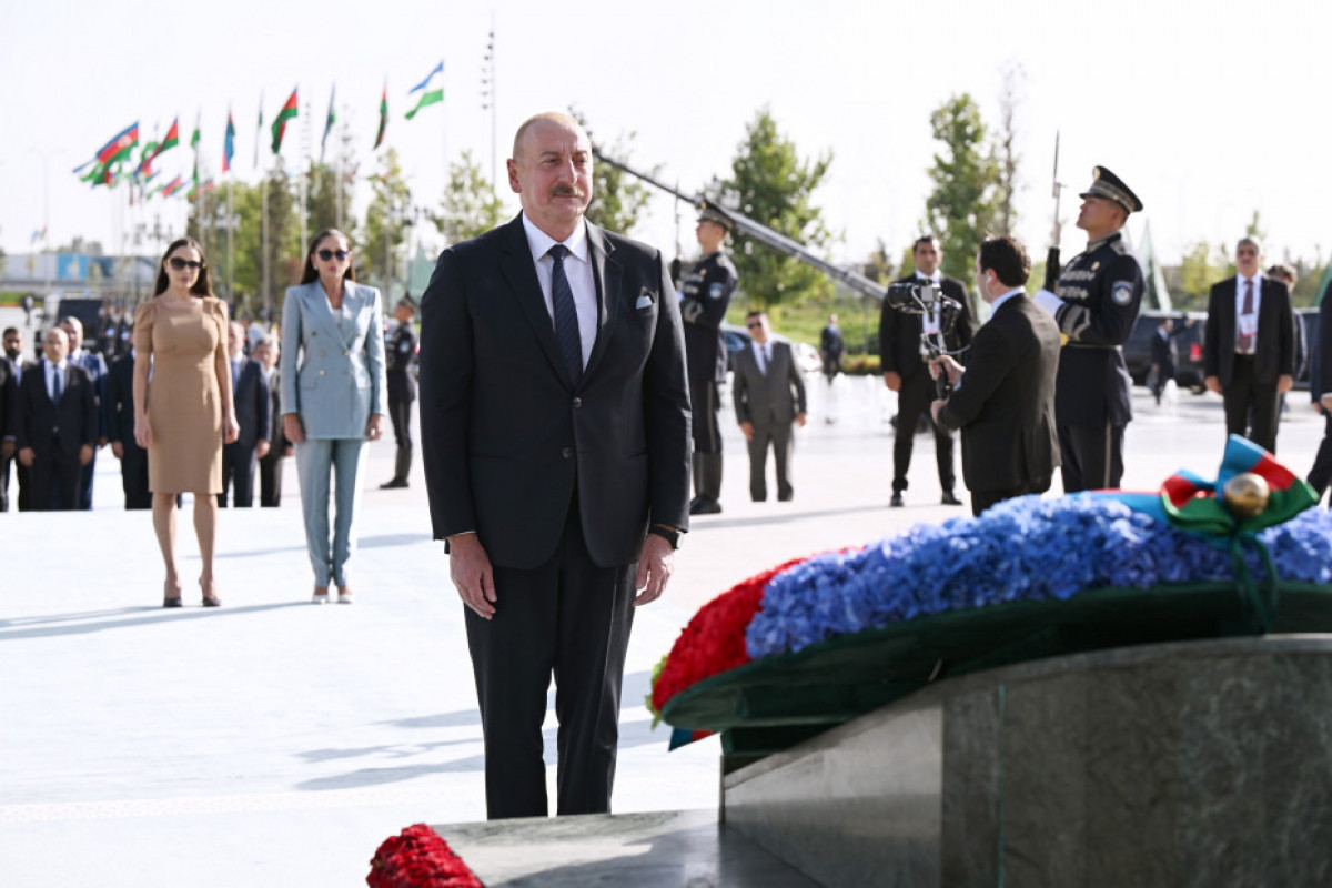 Tachkent : le président Ilham Aliyev, la première dame Mehriban Aliyeva et leur fille Leyla Aliyeva visitent le Monument de l’Indépendance