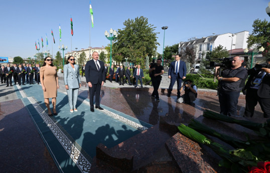 Hommage à la mémoire du Leader national Heydar Aliyev à Tachkent