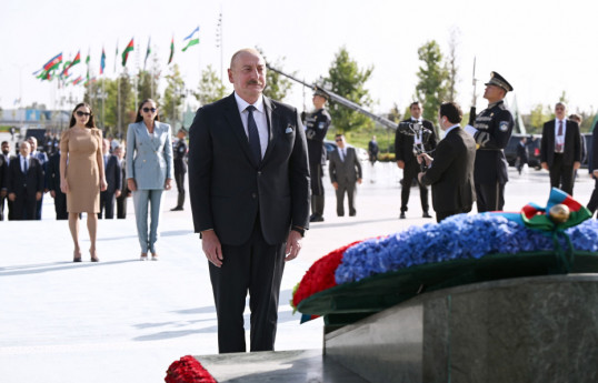 Tachkent : le président Ilham Aliyev, la première dame Mehriban Aliyeva et leur fille Leyla Aliyeva visitent le Monument de l’Indépendance