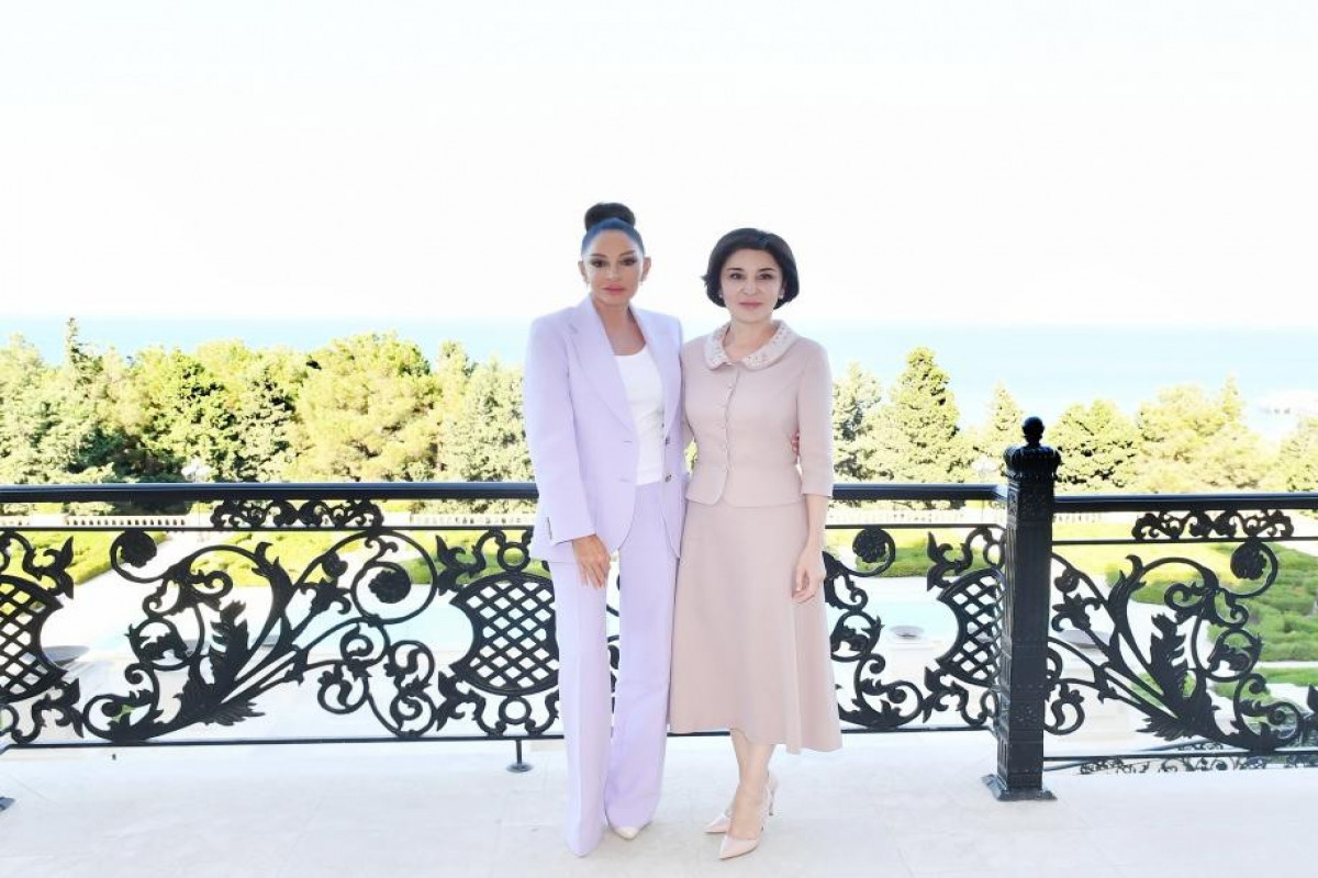 Les premières dames azerbaïdjanaise et ouzbèke visitent l’école « Mekhrli » à Tachkent