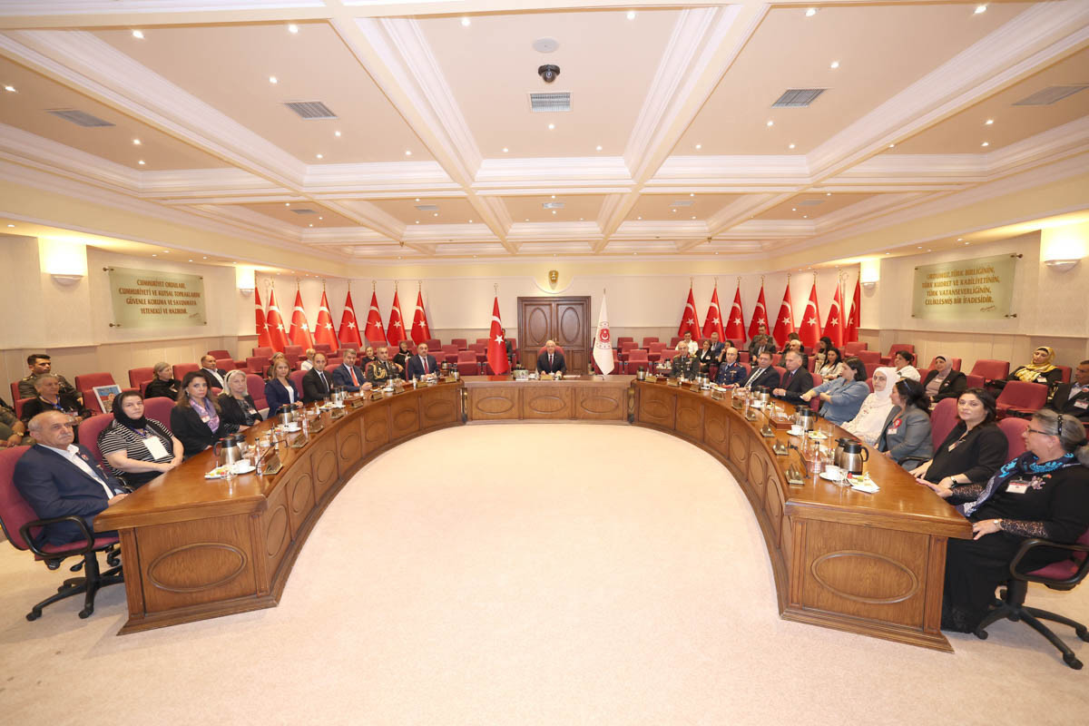 Le ministre turc de la Défense rencontre les membres des familles des martyrs de la guerre du Karabagh - Photo - Vidéo 