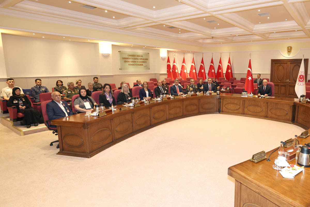 Le ministre turc de la Défense rencontre les membres des familles des martyrs de la guerre du Karabagh - Photo - Vidéo 