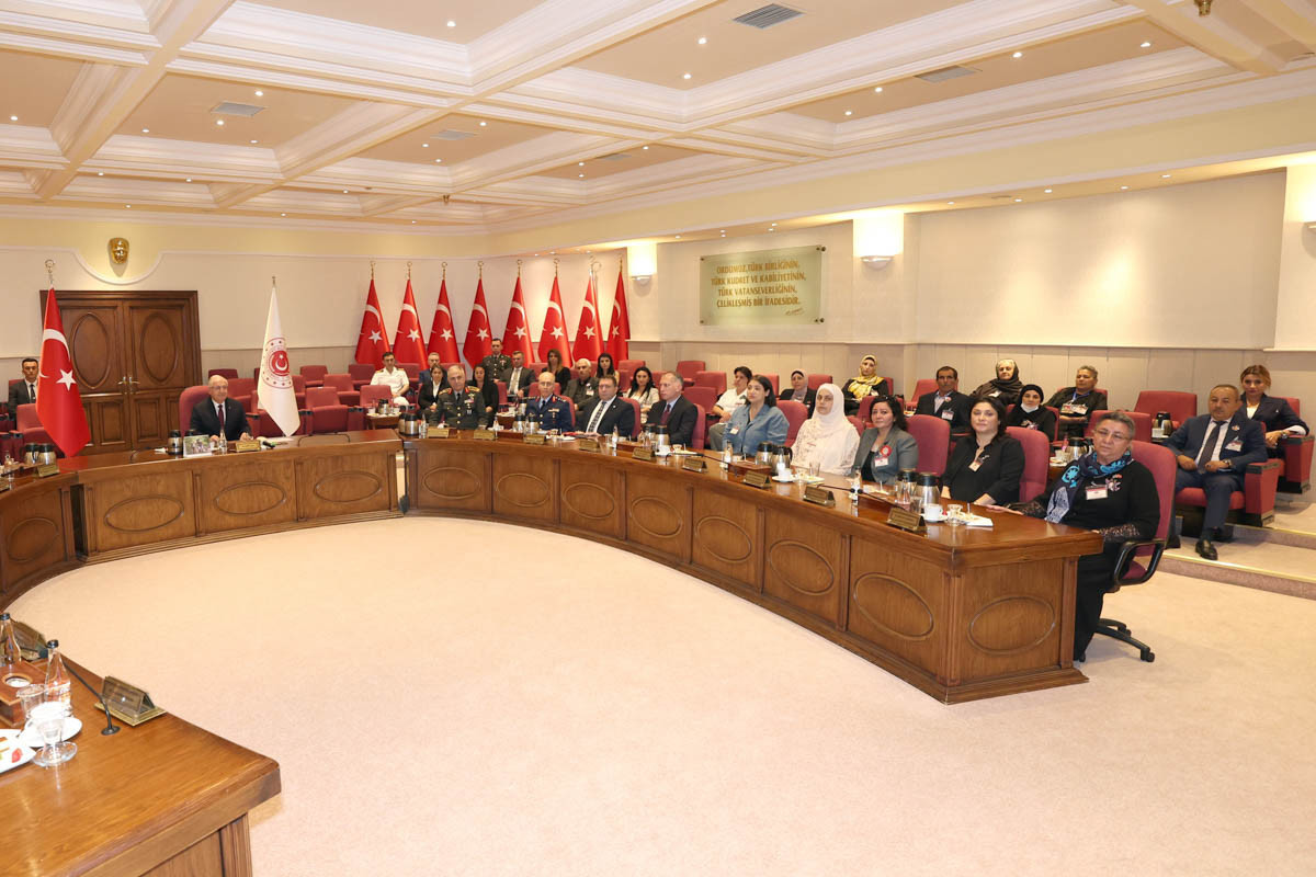 Le ministre turc de la Défense rencontre les membres des familles des martyrs de la guerre du Karabagh - Photo - Vidéo 