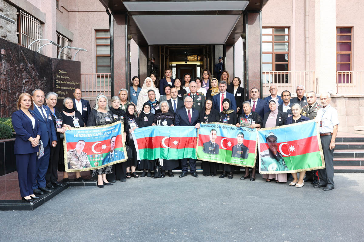 Le ministre turc de la Défense rencontre les membres des familles des martyrs de la guerre du Karabagh - Photo - Vidéo 