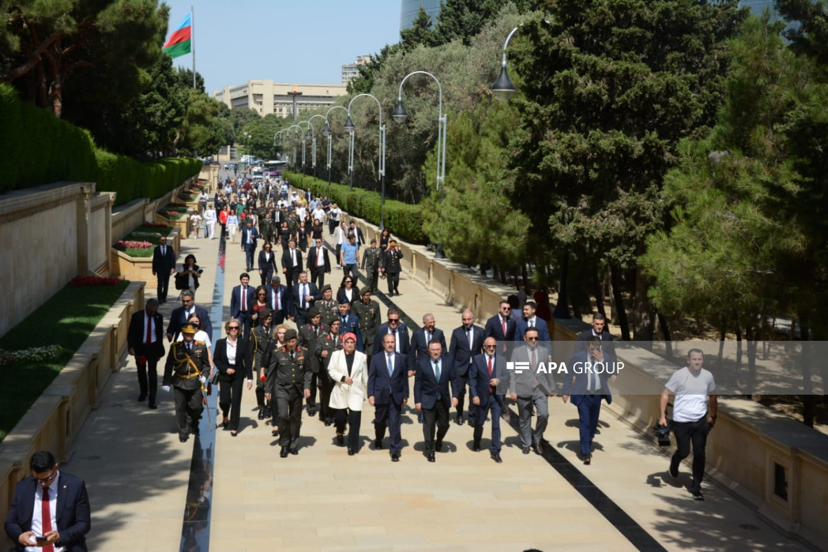 Jour de la Victoire de Türkiye : Une délégation turque visite le mémorial aux soldats turcs tombés en martyrs à Bakou - Photo 