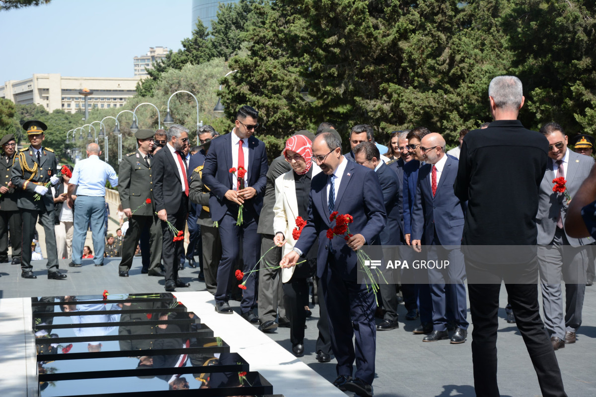 Jour de la Victoire de Türkiye : Une délégation turque visite le mémorial aux soldats turcs tombés en martyrs à Bakou - Photo 