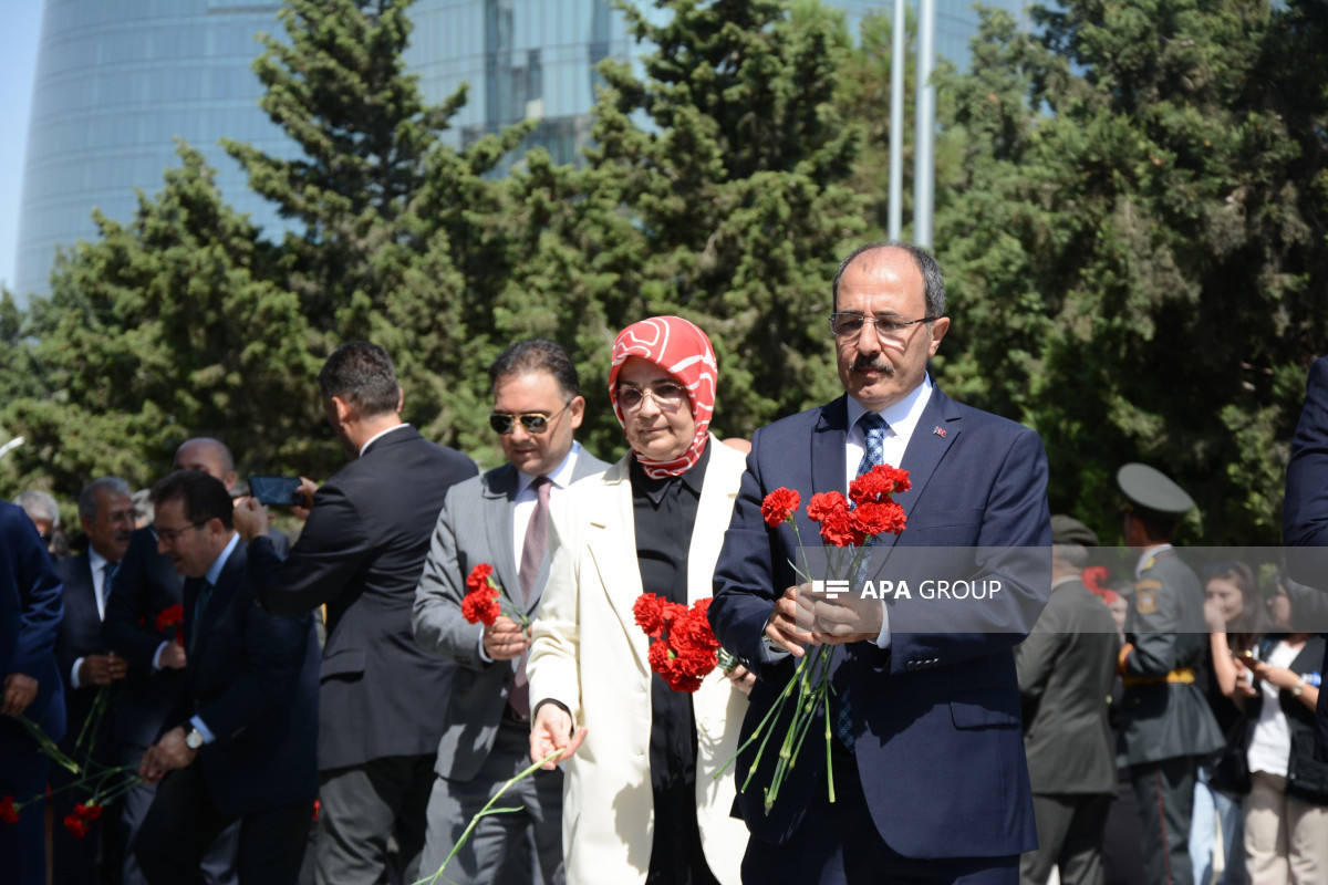 Jour de la Victoire de Türkiye : Une délégation turque visite le mémorial aux soldats turcs tombés en martyrs à Bakou - Photo 